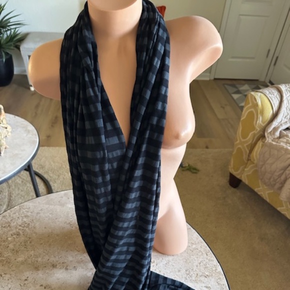 Scarf gray and black striped NWOT - Picture 4 of 6